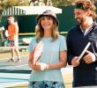 Mary Steenburgen y Jake Johnson en la película <i>The Dink: pasión por el pickleball</i>. FOTO Cortesía Apple TV