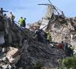 Equipos de rescate nacionales e internacionales continúan las labores de búsqueda entre los escombros en La Guaira, la zona más afectada por los terremotos en Venezuela. FOTO: AFP