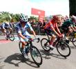 Con la camiseta de pepas azules, Santiago Buitrago aparece junto al líder Enric Mas. FOTO GETTY