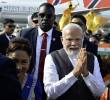 Narendra Modi, primer ministro de la India, saluda a sus seguidores tras su llegada al aeropuerto internacional de Piarco en Puerto España, Trinidad y Tobago.