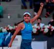 Camila Osorio celebra su triunfo. La colombiana avanzó a octavos de final en el WTA 250 en Marruecos. FOTO COLSANITAS