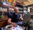 Además de <i>La Cuadra</i>, Gilmer Mesa ha publicado tres novelas más <i>Las travesías</i> (2021), <i>Aranjuez</i> (2023) y <i>Los Espantos de Mamá</i> (2025). FOTO<b> </b>El Colombiano.