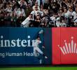 Esta fue la insólita imagen en la que se ve la intervención del aficionado, lo que evitó el jonrón de los Yankees. <span class=mln_uppercase_mln>FOTO</span> <b><span class=mln_uppercase_mln>getty</span></b>