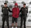 En la mitad, Jhon Keiner Michael Pérez Tovar, acusado de asesinar a cinco personas el 27 de noviembre de 2024. FOTO: CORTESÍA