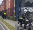 Una guarda de seguridad relató a Blu Radio los momentos posteriores al ataque contra Cristian Garzón, quien habría intervenido para protegerla durante el procedimiento contra la evasión del pasaje. FOTO: Captura de video.