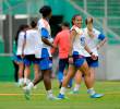 Linda Caicedo y Leicy Santos durante el último entrenamiento en Cali, antes del duelo de este viernes, por la penúltima fecha de la Liga de Naciones Femenina, en el Pascual Guerrero. FOTO FCF