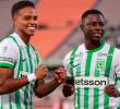 El futbolista Juan Manuel Zapata celebra con Marino Marino Hinestroza . FOTO: Manuel Saldarriaga