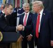 El director ejecutivo de Pfizer, Albert Bourla, cierra un pacto con Donald Trump para reducir los precios de los medicamentos. FOTO: Getty