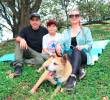 Nora Luz Jaramillo (der.), su esposo y su hijo compartieron con Hilda, la canina más veterana de La Perla. Le dieron amor y cariño durante toda la jornada. FOTO: CORTESÍA ALCALDÍA DE MEDELLÍN