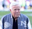 Detrás del veto está Robert Kraft, empresario de 85 años, propietario de los New England Patriots y del Gillette Stadium, quien presionó a los recintos para que rechazaran los conciertos si Macklemore participaba. FOTO Getty Images via AFP