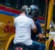 El ‘parrillero’ de una moto hablando por celular. FOTO: CAMILO SUAREZ