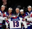 Los deportistas de la Selección de Estados Unidos de hockey sobre hielo celebran con la camiseta de Gaudreau el trofeo de las olimpiadas. FOTO: AFP