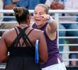 Discusión entre Ostapenko y Townsend luego de finalizar el partido. Foto: GETTY