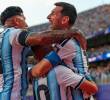 Messi y Enzo Fernández abrazando a Alexis Mac Allister, autor del gol con el que Argentina venció a Suiza. FOTO: GETTY
