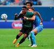 Jhon Córdoba suma 76 goles con la camiseta de Krasnodar. Es el máximo goleador histórico del club. En la foto enfrenta al Zenit de los colombianos Wilmar Barrios y Jhon Durán. FOTO: <b>GETTY</b>