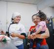 Una de las funcionarias de Buen Comienzo durante una de las capacitaciones a domicilio. FOTO: Cortesía