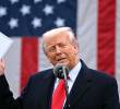 Pese a que el presidente Trump asegura que Estados Unidos se ha fortalecido en su gobierno, su popularidad no sobre pasa los 40 puntos, la peor cifra entre los últimos 14 mandatarios que ha tenido el país norteamericano. FOTO <b>AFP</b>