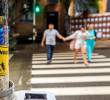 Durante los últimos años, en las calles ciudadanos han protestado por los impactos del auge turístico de Medellín pegando stickers y pancartas. FOTO: Camilo Suárez