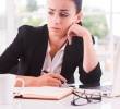 Una mujer revisa ofertas laborales en su computador tras sentirse estancada en su empleo actual. FOTO: iStock