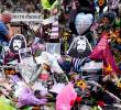 El cortejo fúnebre de Ozzy Osbourne recorrió las calles de Birmingham acompañado por miles de fanáticos con camisetas y banderas del Príncipe de las Tinieblas. FOTO Getty