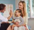 La teleconsulta pediátrica permite que niños y niñas con síntomas leves sean valorados por un especialista sin salir de casa y, según el caso, reciban manejo en el hogar o sean remitidos a consulta presencial o urgencias. FOTO: Magnific.