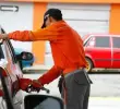 Aunque el dólar ha bajado y los precios internacionales también, <b>la gasolina en Colombia sigue alta</b>. Y eso se siente, sobre todo para quienes usan su carro a diario o para sectores como el transporte intermunicipal. FOTO: Colprensa.