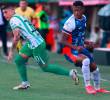 En la imagen aparece Juan Bauzá, jugador argentino de Atlético Nacional. FOTO MANUEL SALDARRIAGA