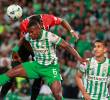 En la imagen aparece Andrés Román en la disputa de un balón con uno de los jugadores de Sao Paulo en el partido de ida. FOTO MANUEL SALDARRIAGA
