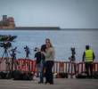 Una patrullera de la Guardia Civil en el Puerto de Granadilla, donde se espera la llegada del MV Hondius con pasajeros que podrían estar infectados con hantavirus, mientras los trabajadores del Puerto de Granadilla continúan realizando operaciones de refuerzo de seguridad y del perímetro antes de la llegada del MV Hondius a la isla de Tenerife. FOTO: AFP