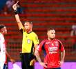 El juez central del partido, Álvaro Meléndez, expulsó al futbolista Brayan León Muñiz en el duelo contra Santa Fe, válido por los octavos de final de la Copa Betplay. FOTO: MANUEL SALDARRIAGA
