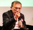 Roy Barreras ha publicado varios libros entre los que se destacan <i>La hora de la autonomía, Ideario, Que la paz sea contigo, La fogata sin tiempo, El culo de Antanas y La paz: Dos versiones encontradas, Bailando con la muerte </i>y<i> Te llamaré Kennedy.</i> Foto Colprensa.