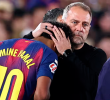 El consuelo del técnico del Barcelona, Hansi Flick, tras la lesión de Lamine Yamal. FOTO AFP