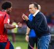 El técnico Alejandro Restrepo entregando indicaciones a Didier Moreno, en un juego en el Atanasio Girardot. FOTO MANUEL SALDARRIAGA