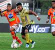 Wilson Morelo, delantero de Águilas Doradas, fue atendido por personal médico en el estadio de Techo por una urticaria que derivó en un episodio de lipotimia.<b> </b> FOTO EC