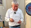 En su casa, en el sur de Bogotá, José Francisco Rincón conserva computadores viejos donde mantiene el archivo que ha digitalizado de 24 Horas con apoyo de discos duros. Foto: Víctor Cabezas