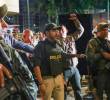 El presidente Abelardo De la Espriella llegó a Cali para liderar varios operativos en el centro de la ciudad. En los videos publicados por Presidencia se le ve portando un arma de fuego en el cinto. Foto: Alcaldía de Cali