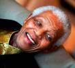 Los sudafricanos están interesados en reflexionar sobre el legado que les dejó Mandela, y superar la nostalgia que dejó el líder con su muerte. Foto: AFP.