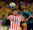Jhon Arias, quien disputa el balón con Diego Gómez de Paraguay, actuó como creativo de Colombia. FOTO GETTY
