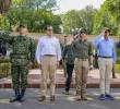 El jefe de Estado junto a los ministros Rodrigo Lara (Interior) y el general (r) Jorge Eduardo Mora López (Defensa). Foto: Fuerzas Militares