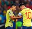 En la imagen aparece Falcao cediéndole la cinta de capitán a James Rodríguez. FOTO GETTY