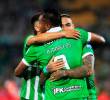Alfredo Morelos y Cristian Arango celebran en la victoria parcial de Atlético Nacional sobre Alianza en el Atanasio Girardot. FOTO: CAMILO SUÁREZ