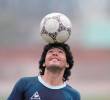 Diego Armando Maradona con el balón Azteca, el que se usó en México 86. FOTO AFP
