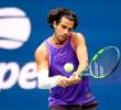 Con un nuevo look, pero con la misma capacidad de siempre, Carlos Alcaraz regresó a competencia en el US Open, en busca de defender el título logrado en 2025. FOTO GETTY