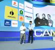 El periodista del Área Metro, Santiago Olivares Tobón, recibe el galardón de Camacol. FOTO: EL COLOMBIANO