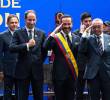 De izquierda a derecha en primera línea: el vicepresidente Juan Manuel Restrepo, el presidente Abelardo de la Espriella y Luis Felipe Yagüe Cotazo.