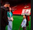 Mohamed Salah con sus hijas Makka y Kayan, protagonistas en el video de su despedida de Liverpool, este domingo será su último juego con los Reds. FOTO TOMADA X@LFC