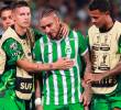 Momento en el que Chicho Arango fue sustituido tras sufrir una lesión. Se fue entre lágrimas y sus compañeros lo consolaron. FOTO MANUEL SALDARRIAGA