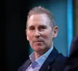 Andy Jassy, CEO de Amazon, anunció que la IA generativa impactará la estructura laboral de la compañía. FOTO: GETTY