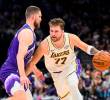 El esloveno Luka Doncic (#77) sumó 43 puntos en la victoria de los Lakers 135-118 ante los Clippers en la NBA. FOTO GETTY