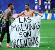 Los jugadores de Argentina exhibieron una pancarta con un mensaje sobre las Malvinas y podrían tener una sanción de Fifa ya que está prohibido en el reglamento de la entidad. FOTO TOMADA X